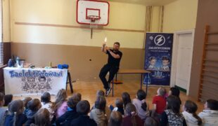 Więcej o: Pokaz eksperymentów fizycznych i chemicznych